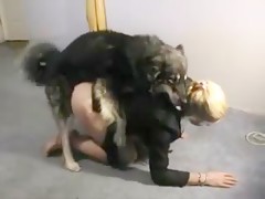 Latina abordada por su perro