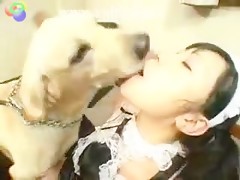 La criada le come el culo